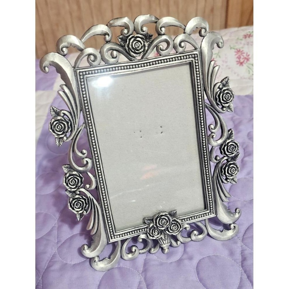 Stunning intricate rose embellished pewter 4 x 6 picture frame, durable felt
